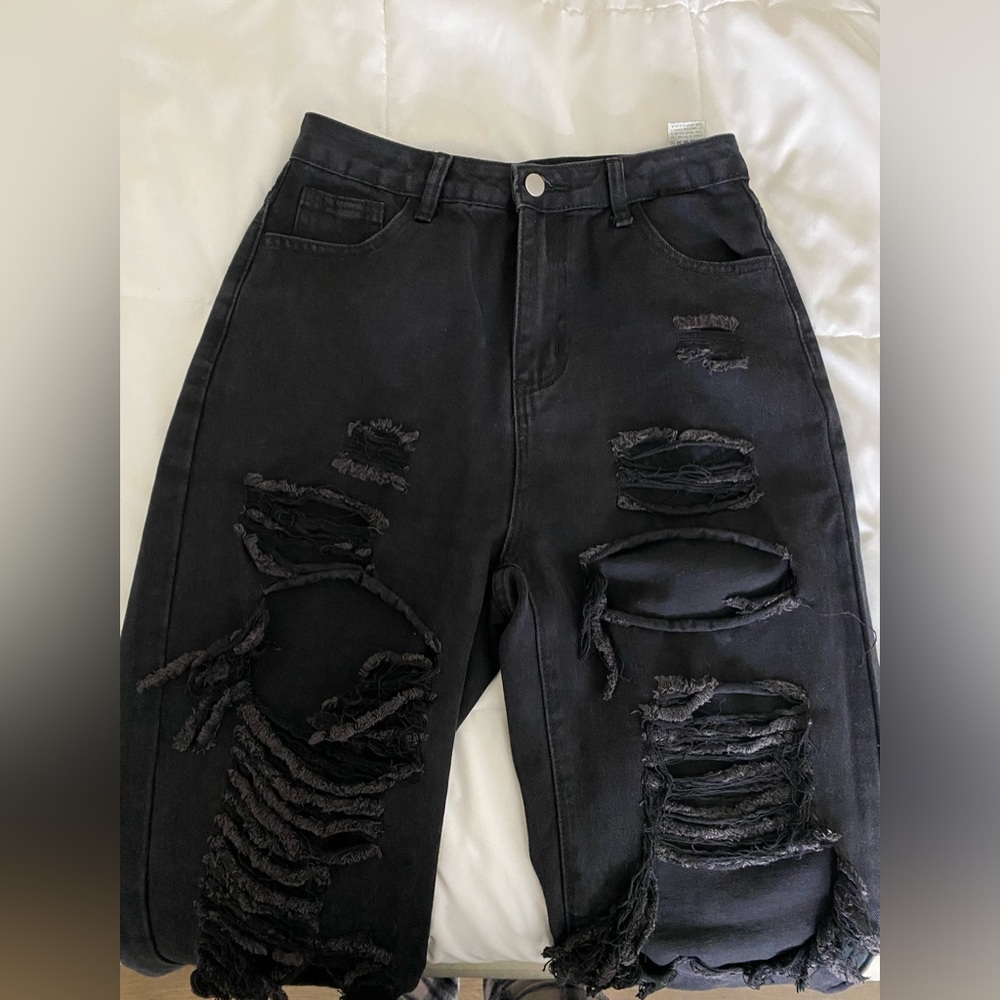 Black ripped baggy jeans